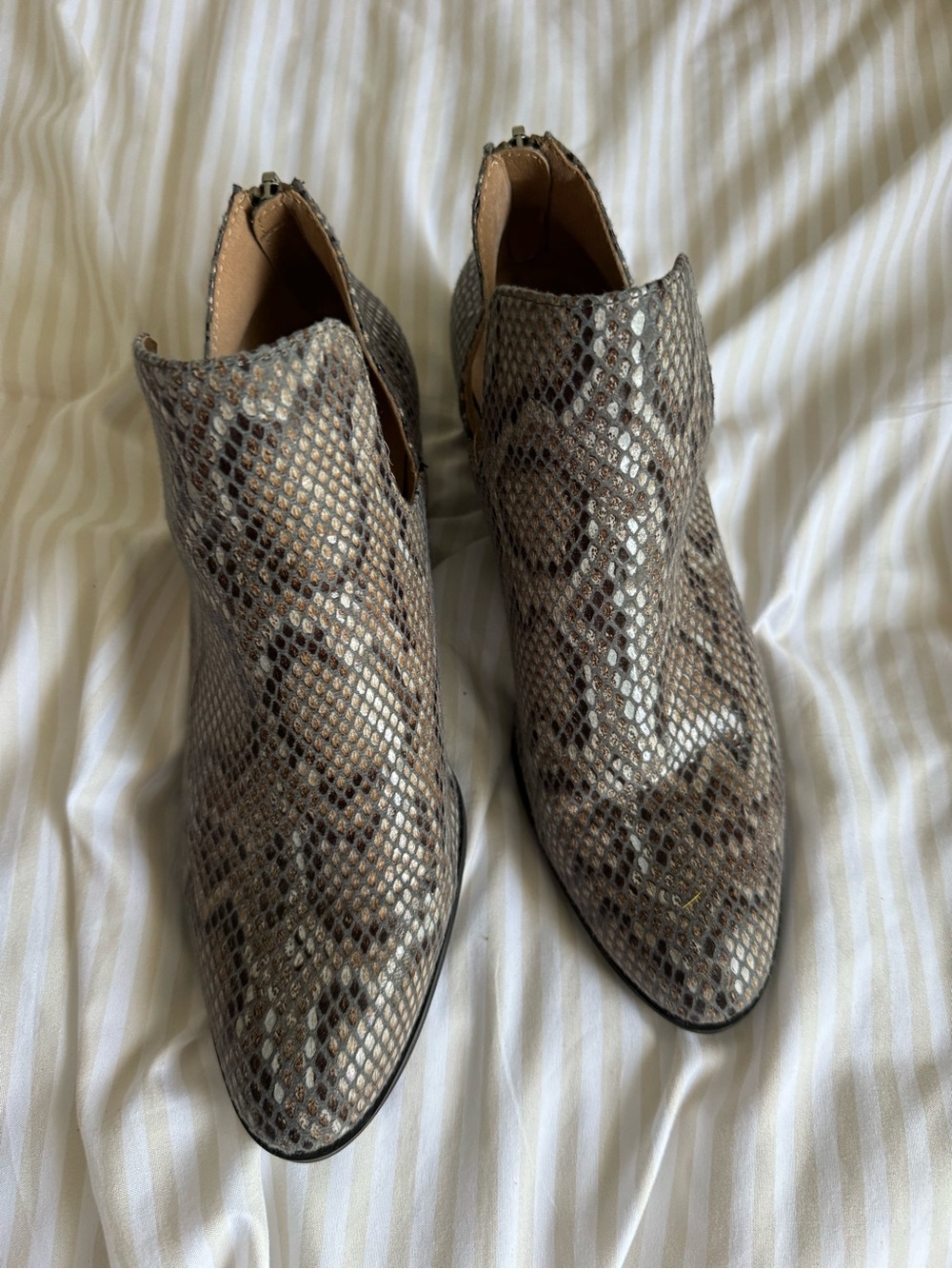 New Direction Fredricka Snake skin Boots size 8